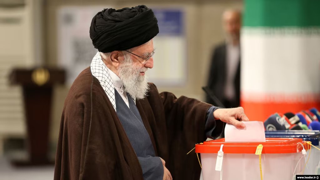 مرشحا الرئاسة في إيران يتبادلان الاتهامات في المناظرة الثانية.. وخبراء: الرئيس خادم للمرشد