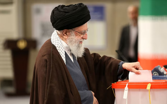 مرشحا الرئاسة في إيران يتبادلان الاتهامات في المناظرة الثانية.. وخبراء: الرئيس خادم للمرشد