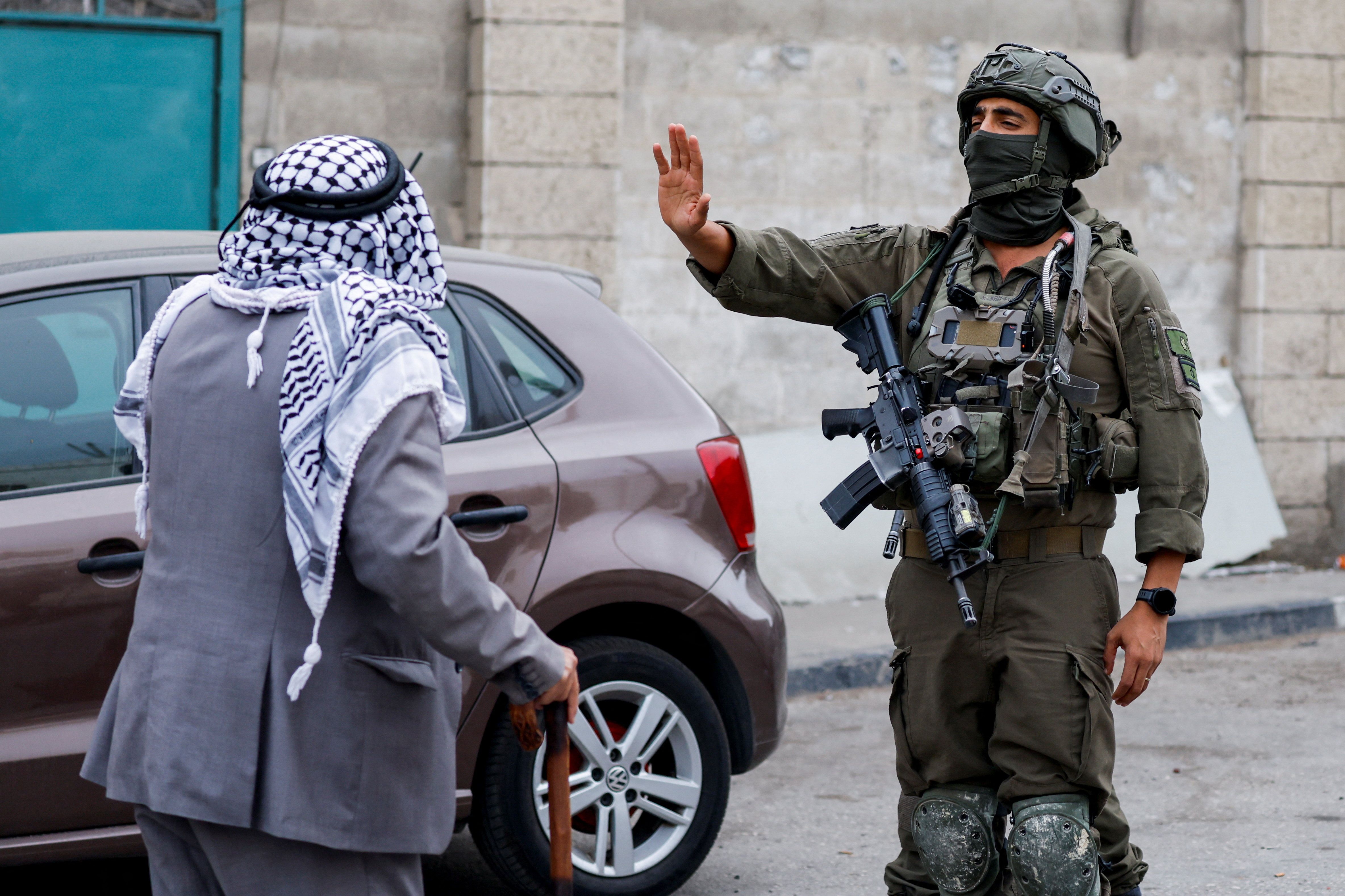 رویارویی سرباز اسرائیلی با مرد فلسطینی در الخلیل، کرانه باختری، پنجم آبان
