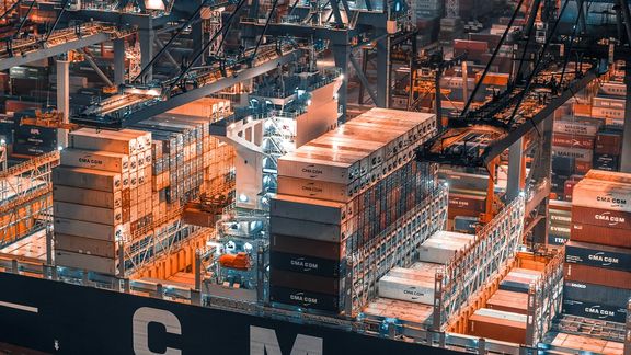 اتحادیه اروپا وضع تعرفه بر ۱۰۰ میلیارد یورو کالای وارداتی از آمریکا را بررسی میکند