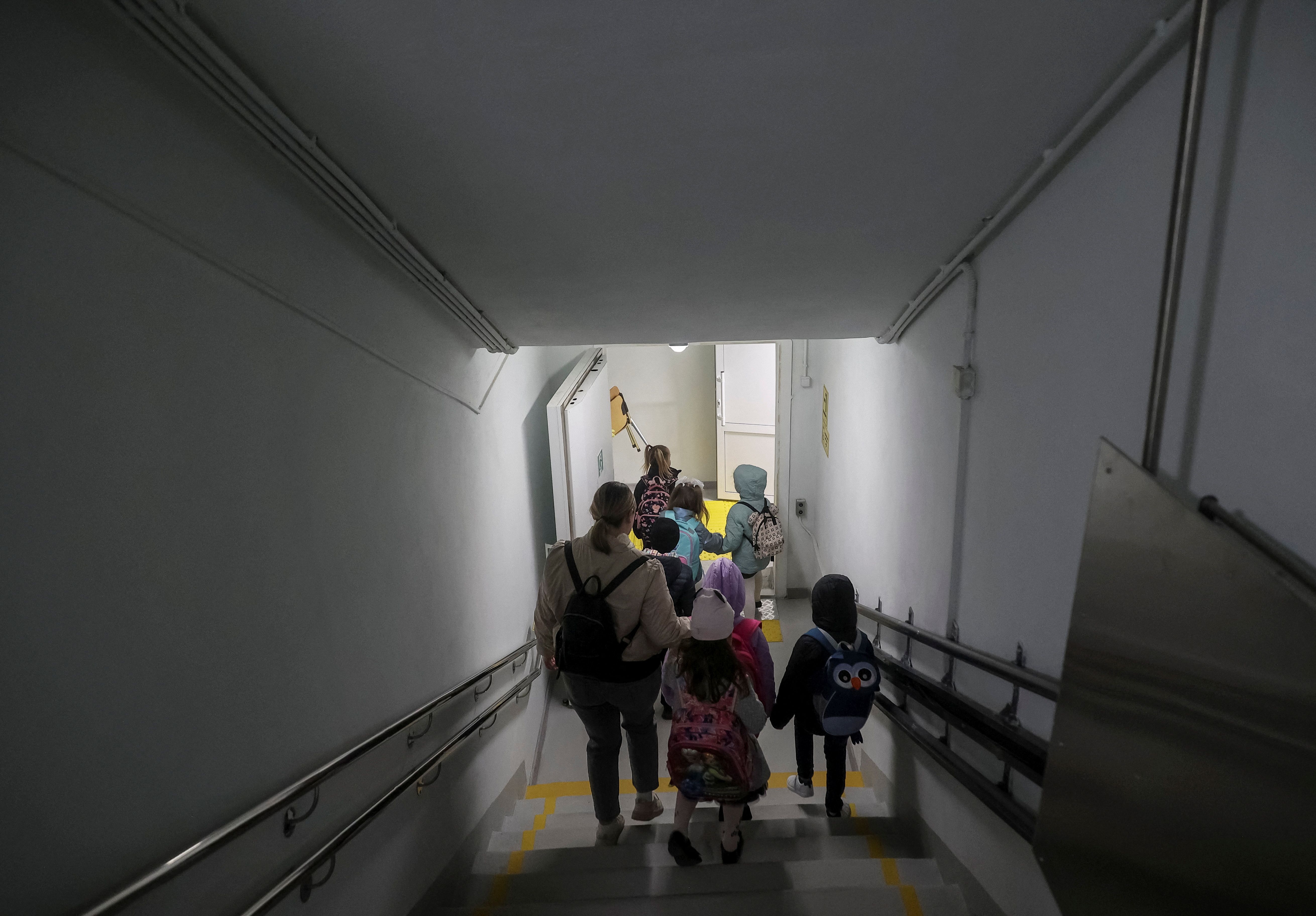 کودکان اوکراینی در مدرسه‌ای زیرزمینی، خارکیف، ۲۴ اردیبهشت