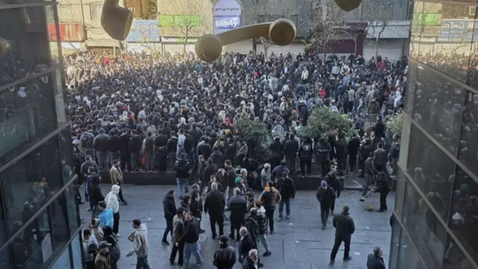 تقرير: الأمن الداخلي في إيران يبلغ "عتبة حرجة" وسط تلاحم الاحتجاجات الاقتصادية والسياسية