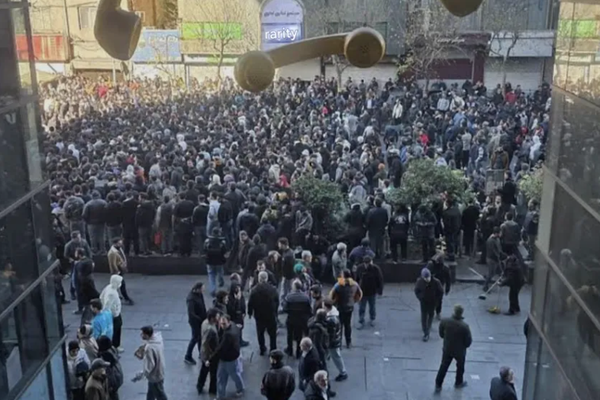 تقرير: الأمن الداخلي في إيران يبلغ "عتبة حرجة" وسط تلاحم الاحتجاجات الاقتصادية والسياسية