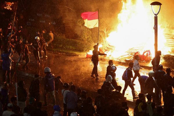ادامه تظاهرات ضددولتی در اندونزی با تجمع دانشجویان معترض مقابل پارلمان