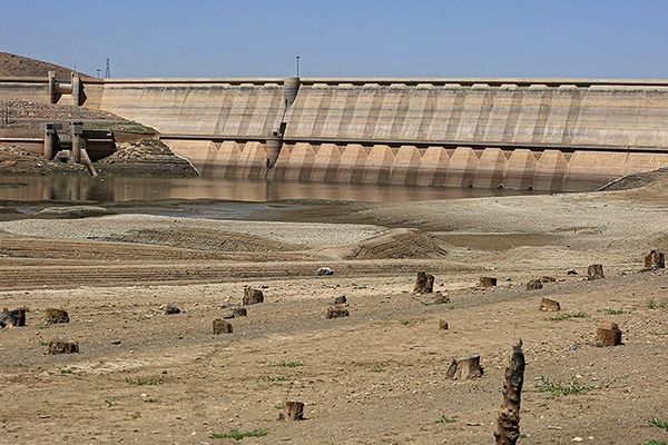 تزامنًا مع تفاقم أزمة المياه.. مخزون خمسة سدود رئيسة في إيران يصل إلى الصفر