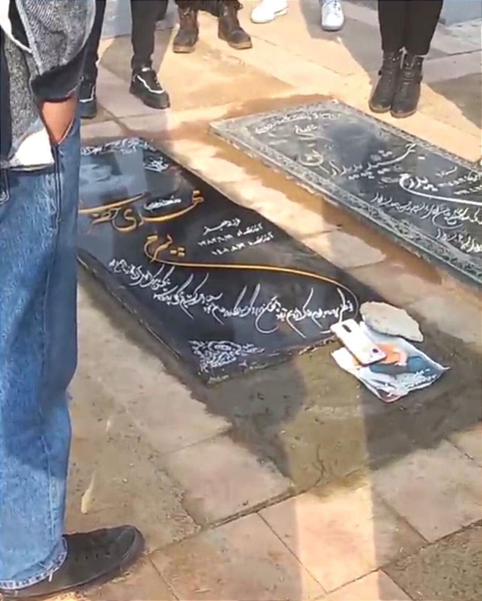 برگزاری مراسم چهلم مهدی حضرتی با حضور سنگین نیروهای امنیتی؛ اعضای خانواده در حبس خانگی‌اند