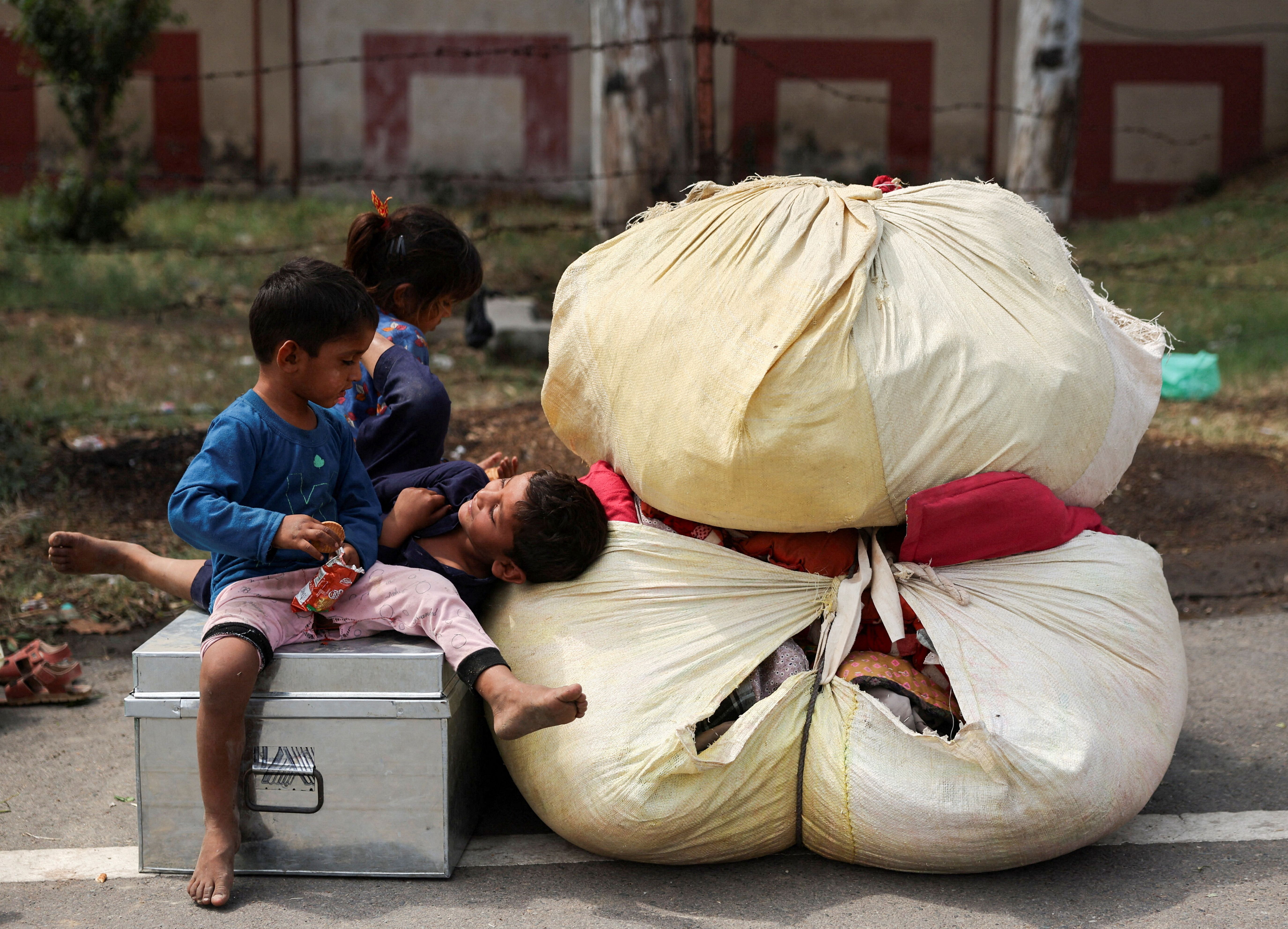 کودکان پاکستانی در نزدیکی گذرگاه مرزی با هند، ۱۲ اردیبهشت