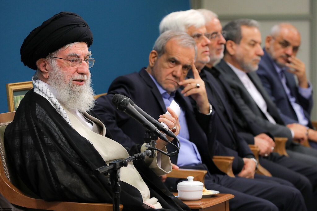 رویترز به‌نقل از یک دیپلمات: تهران مذاکره مستقیم را به لغو برخی تحریم‌ها  مشروط کرده است