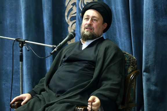 حسن خمینی: با اتکا به اهل بیت و ارتباط با مردم، هم میجنگیم هم مذاکره میکنیم