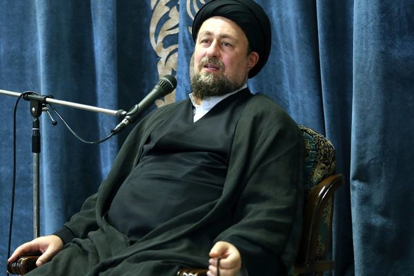 حفيد المرشد السابق: نقاتل ونتفاوض بالاعتماد على أهل البيت والتواصل مع الناس