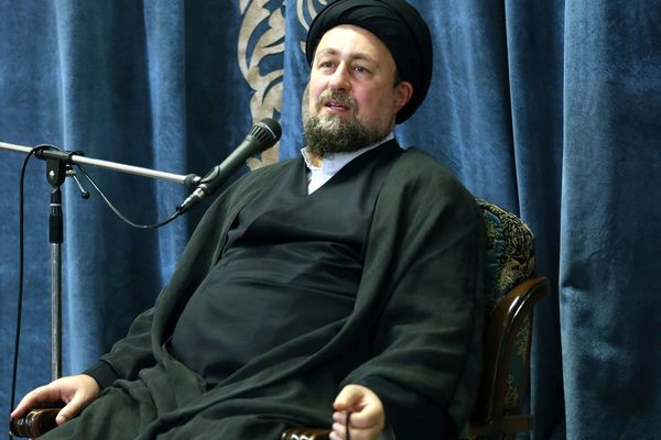 حفيد الخميني: واجب على الناس الحضور بـ"الملابس السوداء" في المساجد والساحات