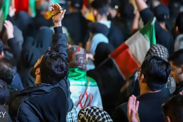 حکومت زندانیان را با پابند الکترونیکی به تجمعات شبانه میفرستد