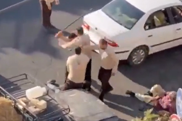 اتحادیه آزاد کارگران: شهرداری در سرکوب وحشیانه دستفروشان شهره است