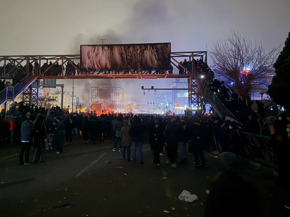 شبكة إخبارية: بعض الصينيين المقيمين في إيران سرّعوا وتيرة مغادرتهم