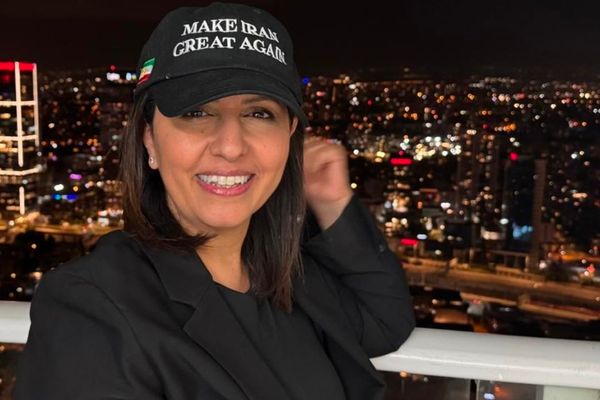 وزیر اسرائیلی با اشاره به شاهزاده پهلوی، کلاه «ایران را دوباره باشکوه کنیم» بر سر کرد