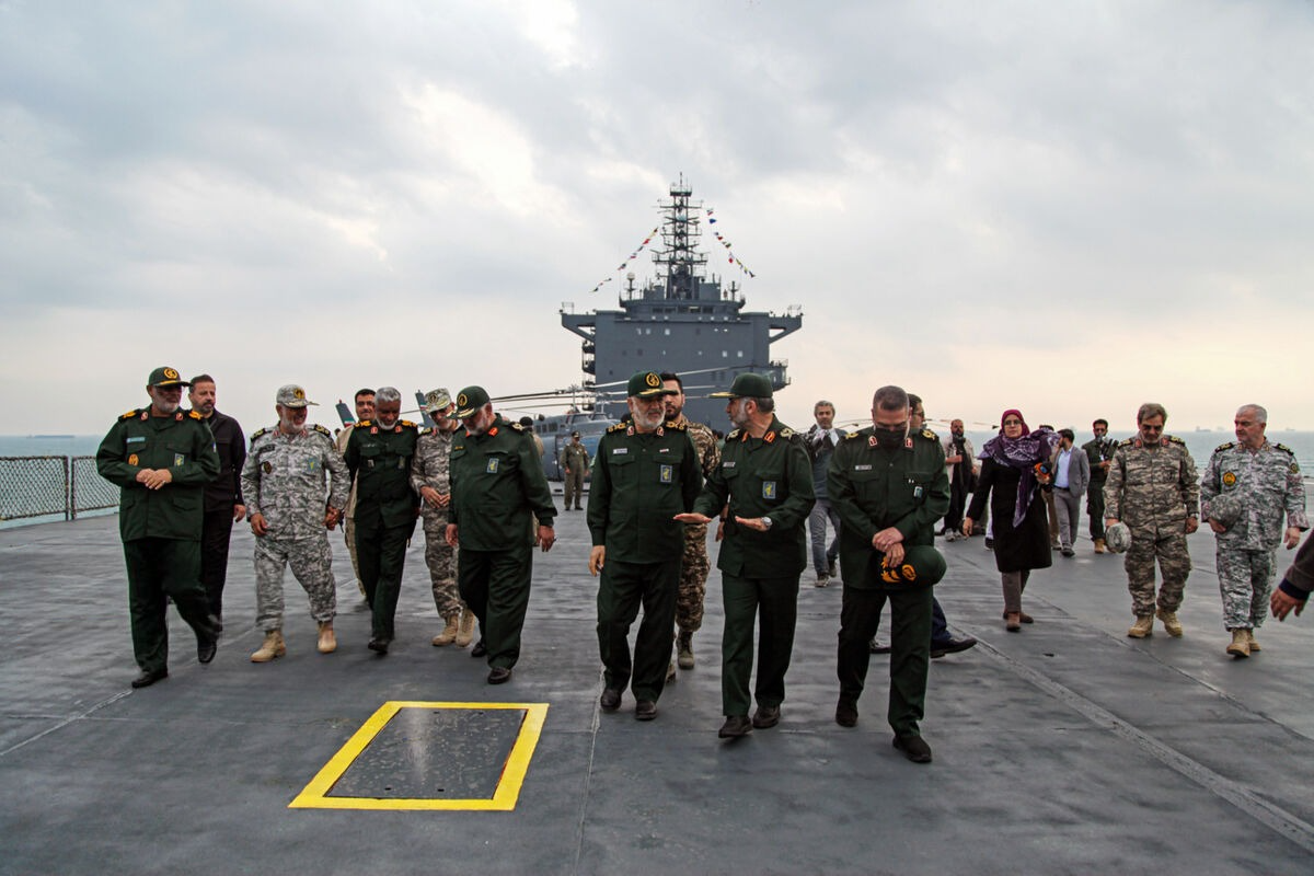 حضور فرماندهان ارشد سپاه پاسداران بر روی عرشه ناو پهپادبر، ۱۸ بهمن