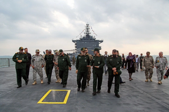 حضور فرماندهان ارشد سپاه پاسداران بر روی عرشه ناو پهپادبر، ۱۸ بهمن