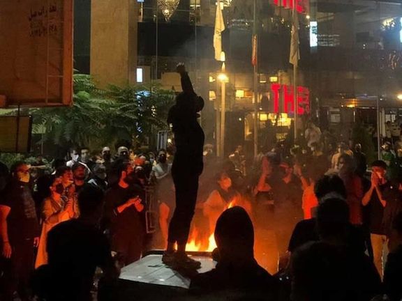 خیزش سراسری مردم ایران؛ معترضان در خیابان، بازار تهران در اعتصاب، صدا و سیما تسلیم هک
