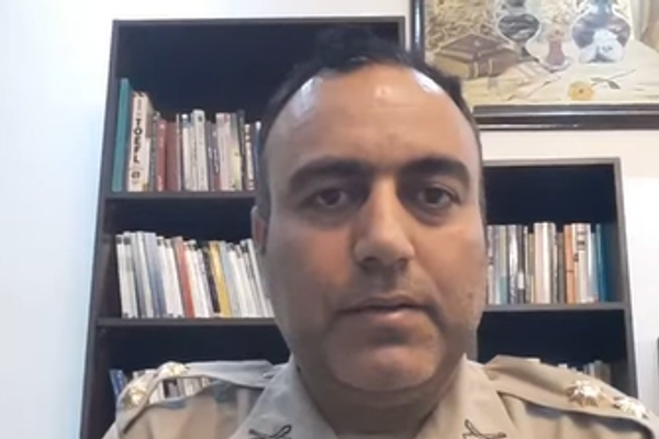 بعد اتهامه بالتجسس وإهانة "خامنئي".. ترحيل عقيد في الجيش الإيراني إلى السجن