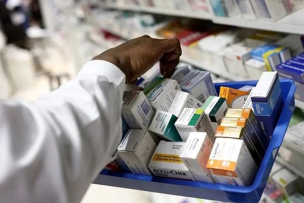 سیاست مبهم دولت پزشکیان در حوزه ارز دارو به افزایش فشار بر بیماران انجامیده است