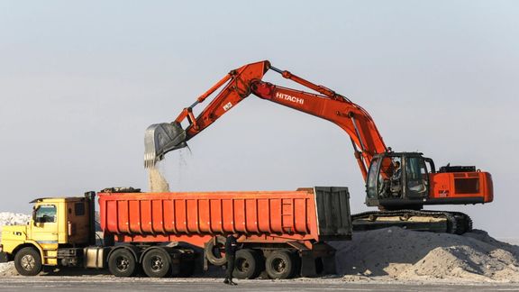 محیط زیست آذربایجان غربی: برداشت نمک خشک از دریاچه ارومیه با مجوز رسمی انجام میشود