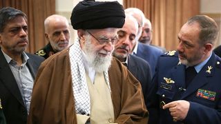 خامنئي يتحدى ضغوط ترامب.. لكن هل سيصمد للنهاية؟