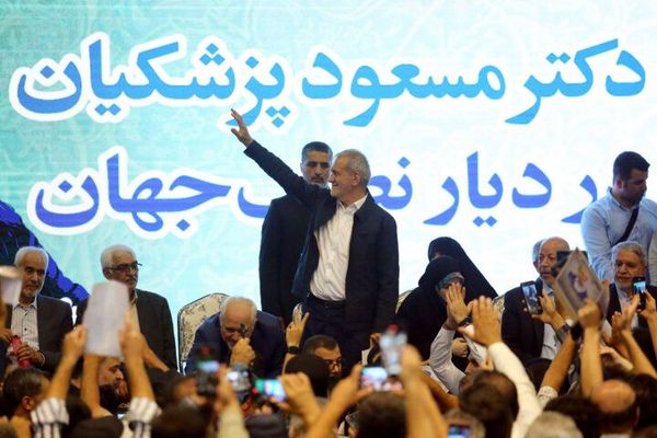 ناشط سياسي إصلاحي إيراني: كنا بحاجة إلى رئيس من أصول تركية أذربيجانية