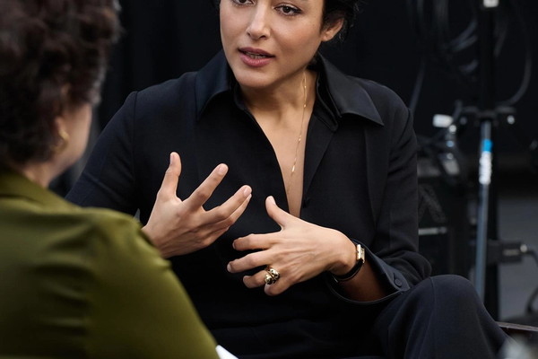 فنانة إيرانية عالمية.. دعمًا للاحتجاجات: الشعب سئم من الظلم والفساد والوضع الاقتصادي