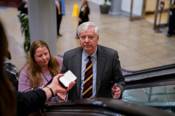 سناتور گراهام: دو مسیر دیپلماتیک و نظامی برای پایان دادن به جمهوری اسلامی روی میز است