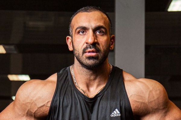 آریا آرینخو، ورزشکار بدنسازی با شلیک مستقیم گلوله جنگی توسط جمهوری اسلامی به قتل رسید