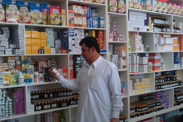 بين غلاء فاحش واختفاء كامل.. أزمة الأدوية تدفع المرضى إلى "الطب التقليدي" في إيران