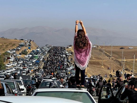 People making their way towards Aychi cemetery in Saqqez, the hometown of Mahsa Amini, to take part in a memorial service to mark 40 days since her death