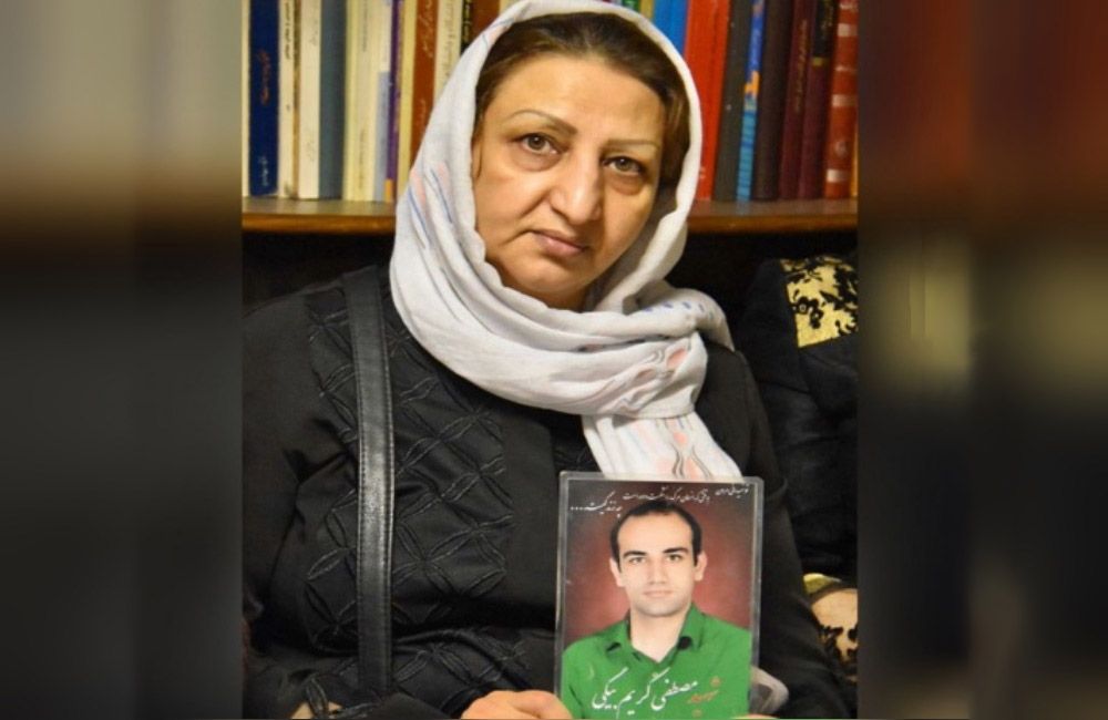 هجوم ماموران به خانه شهناز اکملی، مادر مصطفی کریم‌بیگی از کشته‌شدگان اعتراضات سال۸۸