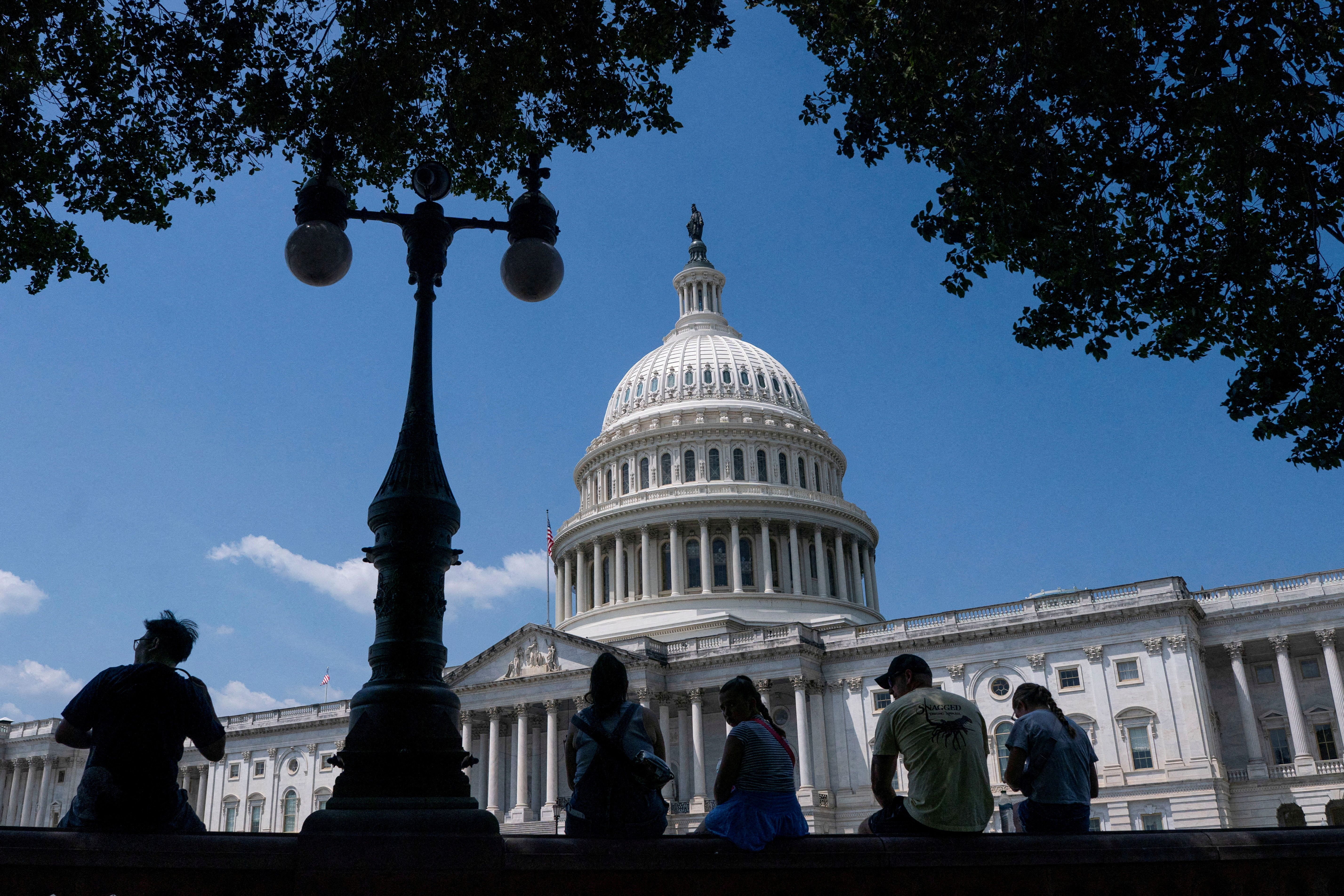 موافقت سنای آمریکا با طرح ترامپ برای کاهش بودجه رسانه‌های عمومی و کمک‌های خارجی