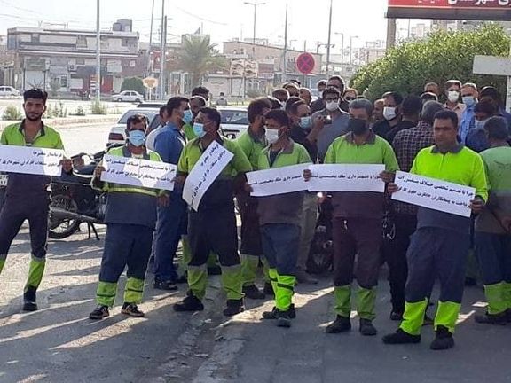 کارگران شهرداری امیدیه در اعتراض به عدم رسیدگی به مطالباتشان در برابر فرمانداری تجمع کردند