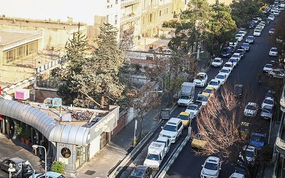 معهد واشنطن: توقعات بفرض عقوبات على واردات البنزين إلى إيران