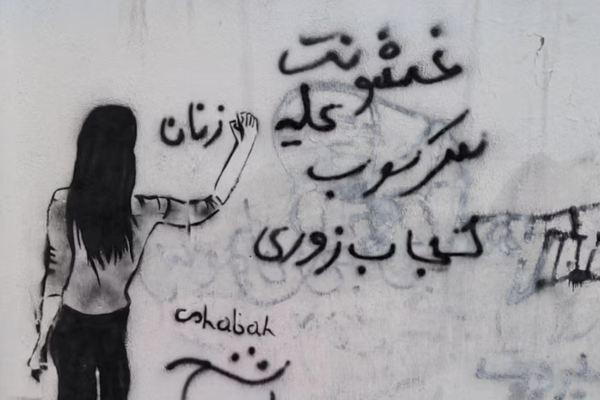 صحيفة "اعتماد": مقتل امرأة كل ثلاثة أيام في إيران