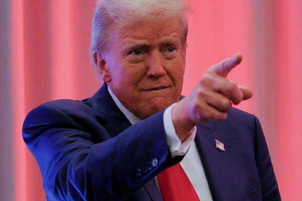 ترامب: يجب وقف جميع مشتريات النفط الإيراني والمنتجات البتروكيماوية على الفور