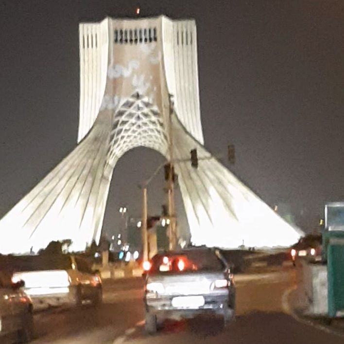 شعار علیه حکومت در نقاطی از تهران و کرج؛ نورپردازی «زن زندگی آزادی» روی برج آزادی و پلاسکو