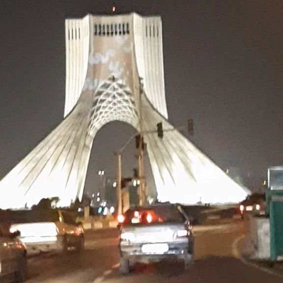 شعار علیه حکومت در نقاطی از تهران و کرج؛ نورپردازی «زن زندگی آزادی» روی برج آزادی و پلاسکو