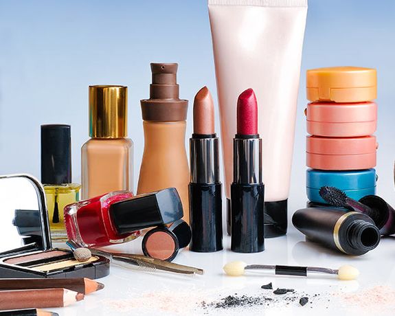 پلیس فدرال آمریکا مدیر یک شرکت لوازم آرایشی را به اتهام دور زدن تحریمهای ایران بازداشت کرد