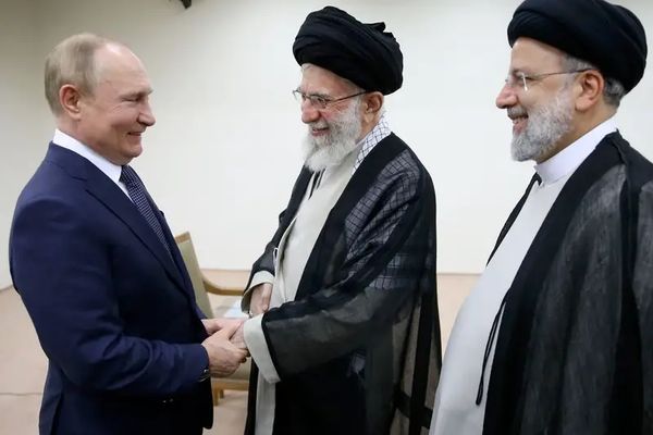 مصدر روسي: تعليق الاتفاق بين طهران وموسكو بسبب "انشغال خامنئي بالانتخابات"