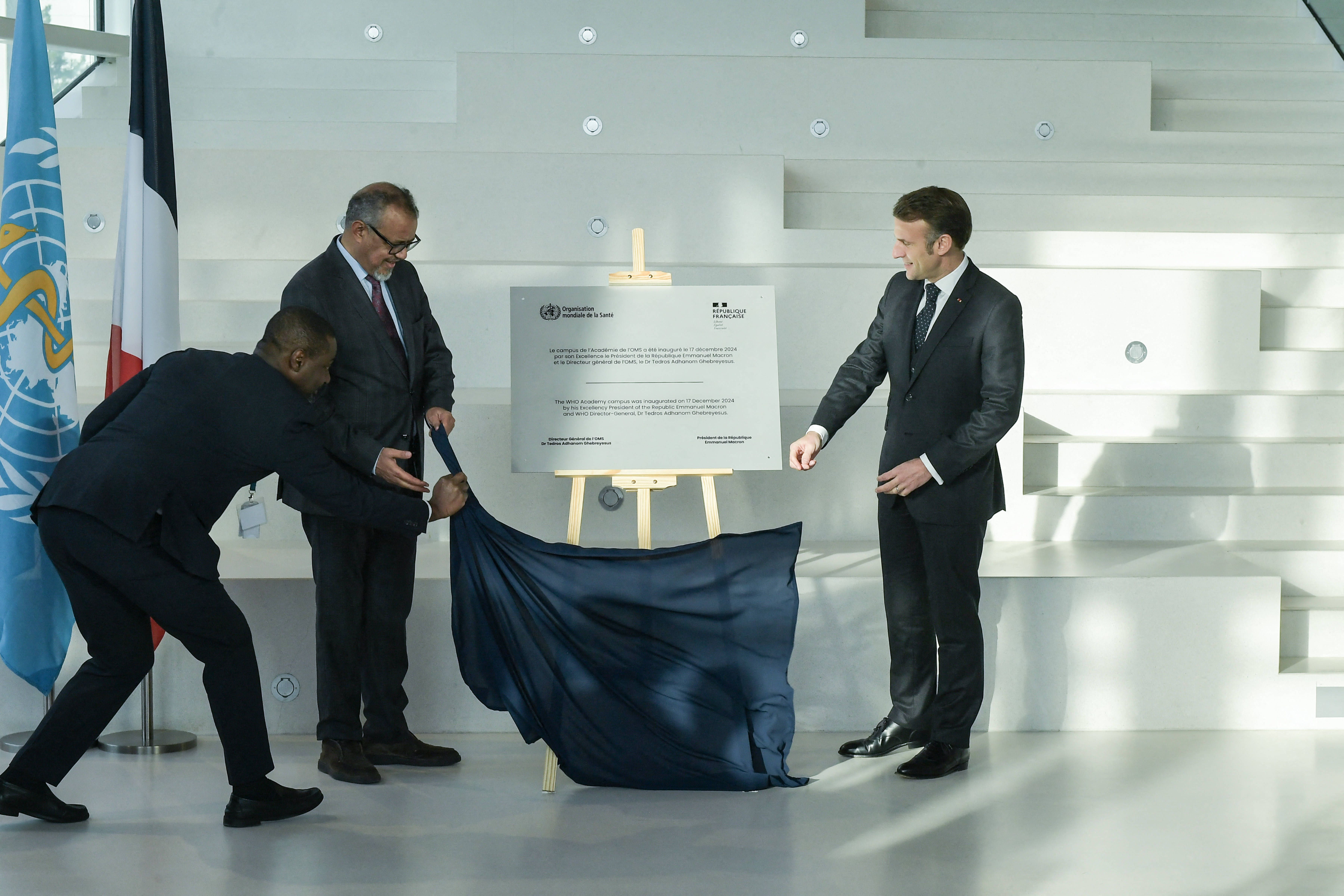 تدروس آدهانوم گبریسوس، مدیر کل سازمان بهداشت جهانی و امانوئل مکرون، رییس‌جمهوری فرانسه