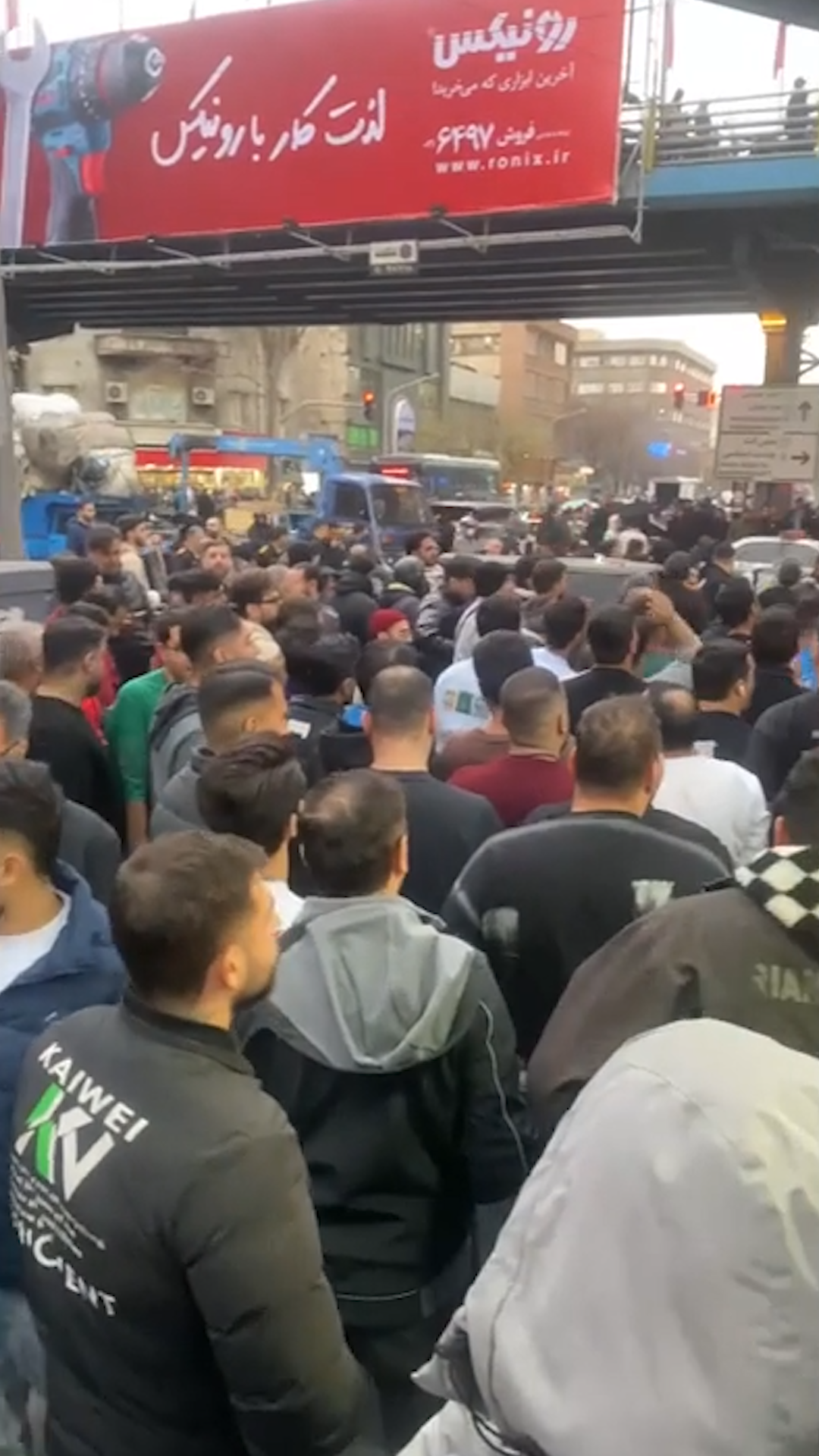 بازاریان پایتخت در واکنش به جهش قیمت ارز دست به اعتراض زدند 