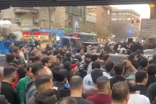 بازاریان پایتخت در واکنش به جهش قیمت ارز دست به اعتراض زدند