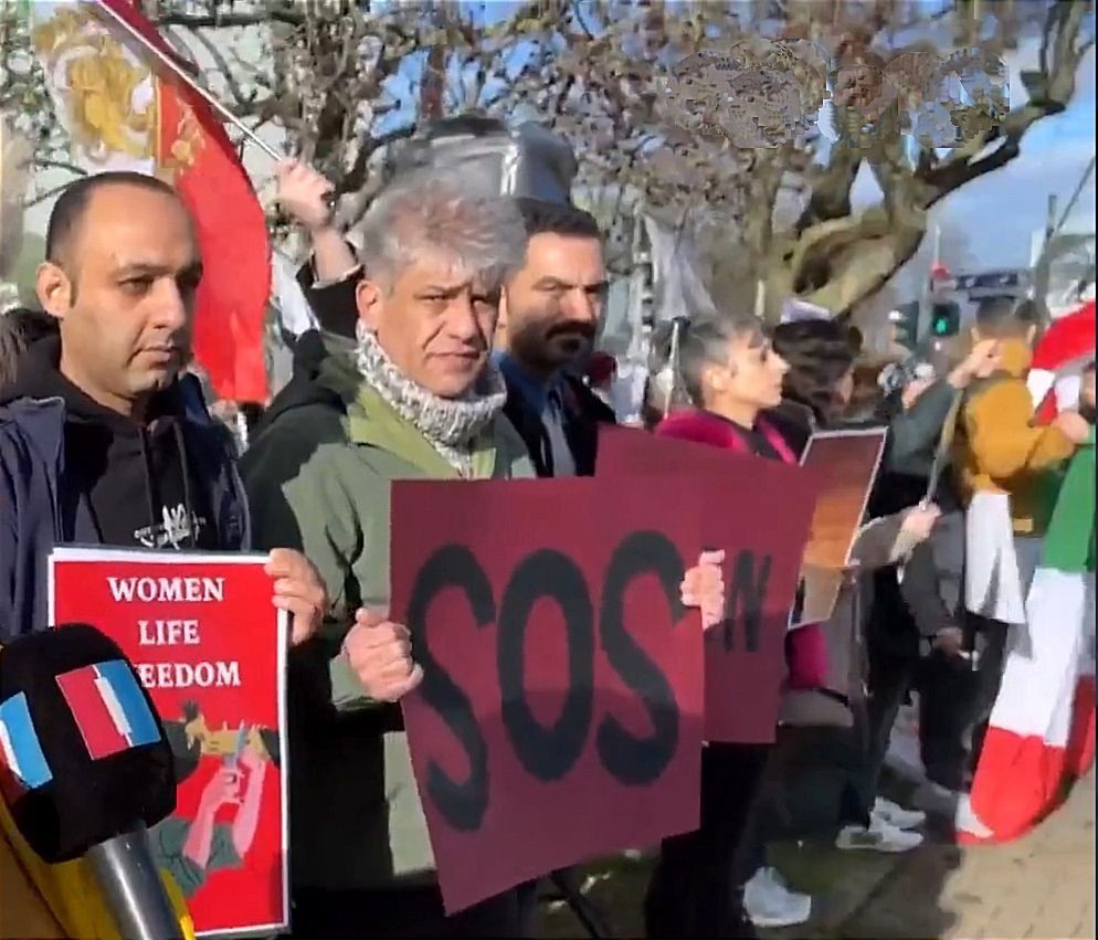 معترضان ایرانی مقیم آلمان مقابل مرکز اسلامی فرانکفورت تجمع کرده و خواستار تعطیلی آن شدند