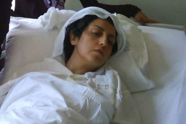 سلطات السجن خيرتها بين الحجاب أو العلاج.. مطالب دولية بتقديم الرعاية للإيرانية نرجس محمدي