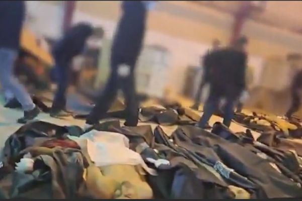 شاهد عيان: قوات الأمن تبتز أسر الجرحى بالمال وتمنع إسعافهم حتى الموت