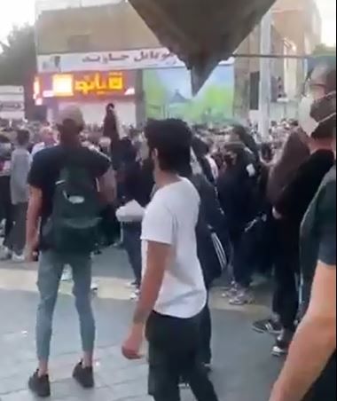 تداوم اعتراضات سراسری مردم ایران؛ حضور معترضان در خیابان با شعارهایی علیه حکومت