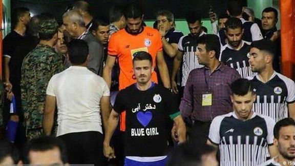 Ghafouri wearing a jersey in hono of a femal fan who set herself on fire for being denied entry into the stadium